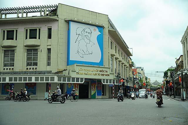 Hoạ sĩ vẽ Bác Hồ với thiếu nhi: “Bức tranh là kỉ vật riêng vô giá của đời tôi” - 2 Hoạ sĩ vẽ Bác Hồ với thiếu nhi: “Bức tranh là kỉ vật riêng vô giá của đời tôi” - 2