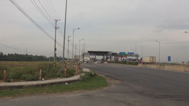 Dân bất an vì ô tô tràn qua đường làng để tránh trạm thu phí - 2 Dân bất an vì ô tô tràn qua đường làng để tránh trạm thu phí - 2