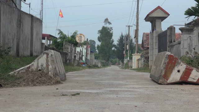Dân bất an vì ô tô tràn qua đường làng để tránh trạm thu phí - 6 Dân bất an vì ô tô tràn qua đường làng để tránh trạm thu phí - 6