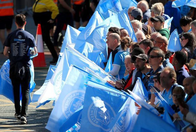 Man City mang các cúp diễu hành quanh thành phố Manchester - 1