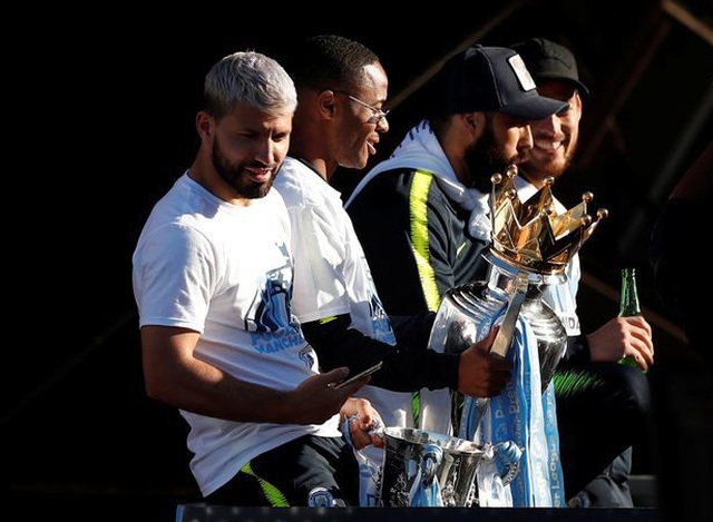 Man City mang các cúp diễu hành quanh thành phố Manchester - 3