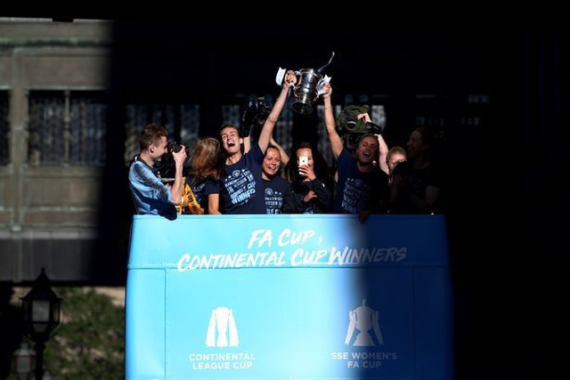 Man City mang các cúp diễu hành quanh thành phố Manchester - 5