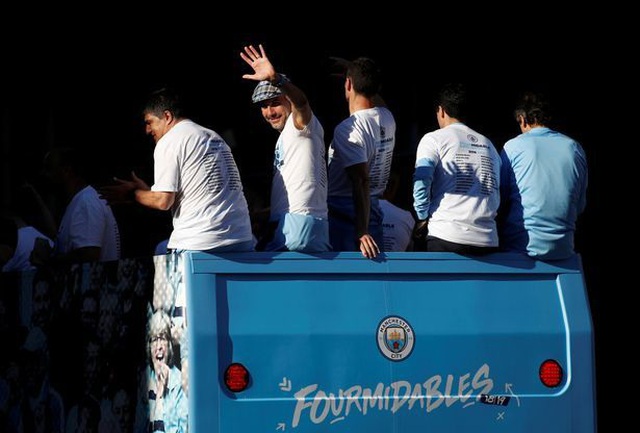 Man City mang các cúp diễu hành quanh thành phố Manchester - 7