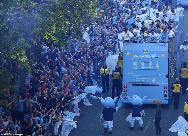 Man City mang các cúp diễu hành quanh thành phố Manchester - 9