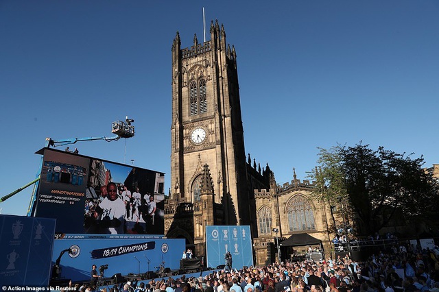 Man City mang các cúp diễu hành quanh thành phố Manchester - 13