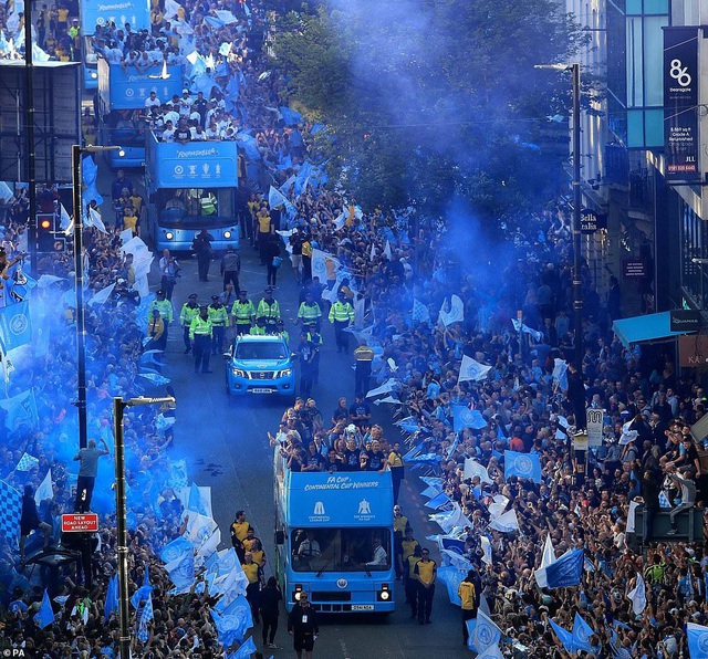 Man City mang các cúp diễu hành quanh thành phố Manchester - 15