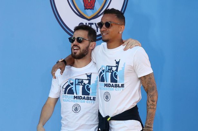 Man City mang các cúp diễu hành quanh thành phố Manchester - 18