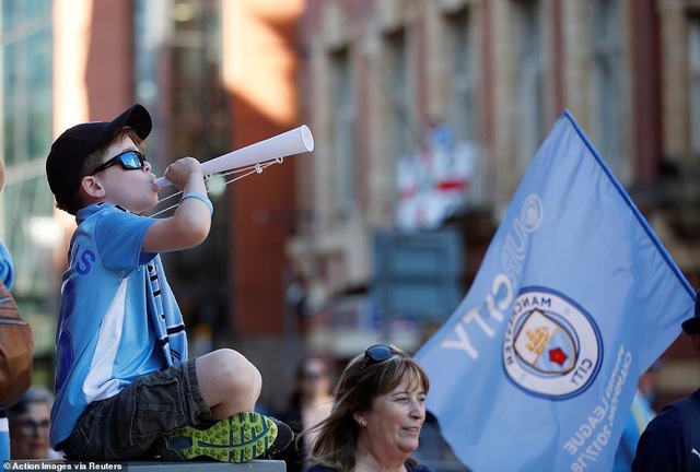 Man City mang các cúp diễu hành quanh thành phố Manchester - 19