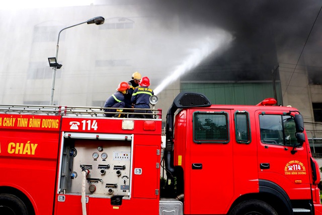 Hiện trường rực lửa vụ cháy kinh hoàng trong KCN Việt Hương - 7
