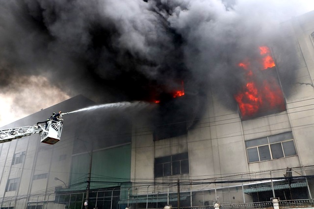 Hiện trường rực lửa vụ cháy kinh hoàng trong KCN Việt Hương - 11