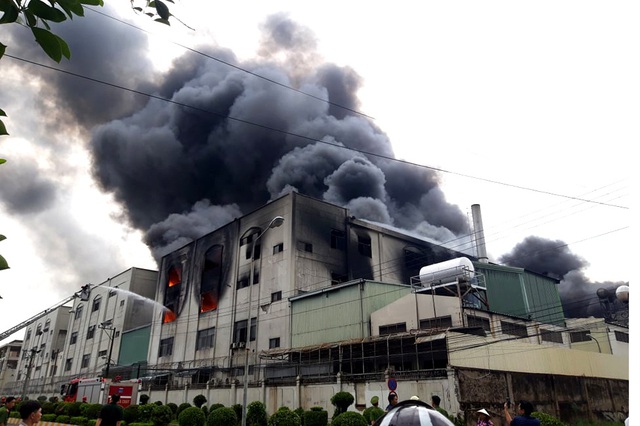 Hiện trường rực lửa vụ cháy kinh hoàng trong KCN Việt Hương - 2