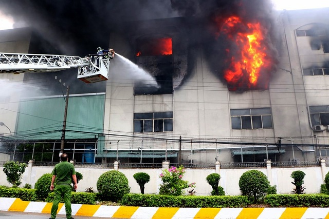 Hiện trường rực lửa vụ cháy kinh hoàng trong KCN Việt Hương - 6