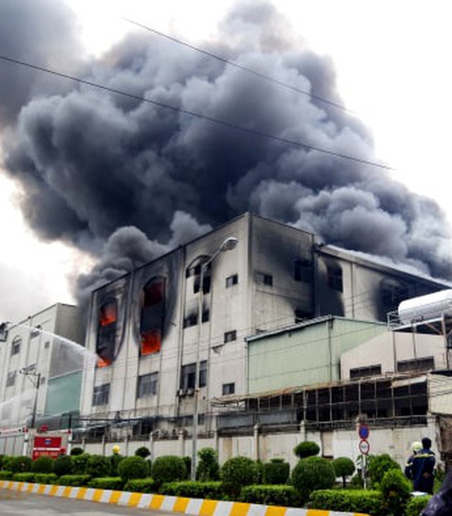 Hiện trường rực lửa vụ cháy kinh hoàng trong KCN Việt Hương - 12
