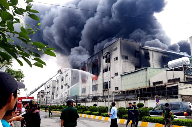 Hiện trường rực lửa vụ cháy kinh hoàng trong KCN Việt Hương - 4