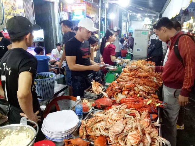 Cua huỳnh đế, tôm hùm giá “bạc triệu” bán khắp các vỉa hè Sài Gòn - 1 Cua huỳnh đế, tôm hùm giá “bạc triệu” bán khắp các vỉa hè Sài Gòn - 1