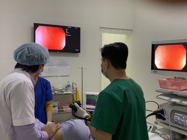 Chỉ đau bụng lâm râm, rối loạn đại tiện – nội soi bất ngờ phát hiện K trực tràng - 1 Chỉ đau bụng lâm râm, rối loạn đại tiện – nội soi bất ngờ phát hiện K trực tràng - 1