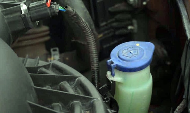 Nước rửa kính ôtô - Dùng nước rửa bát thay thế có được không? - 1 Nước rửa kính ôtô - Dùng nước rửa bát thay thế có được không? - 1