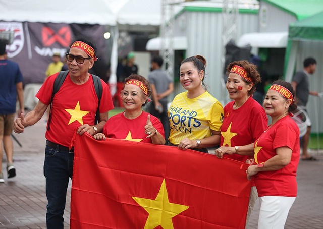 Sắc đỏ cổ động viên Việt Nam tràn ngập sân Chang Arena - 13 Sắc đỏ cổ động viên Việt Nam tràn ngập sân Chang Arena - 13