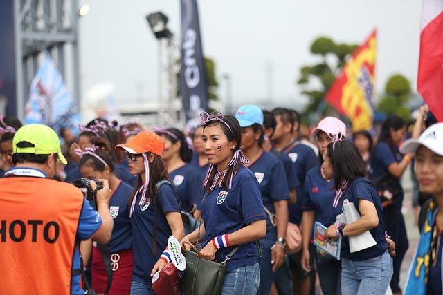 Sắc đỏ cổ động viên Việt Nam tràn ngập sân Chang Arena - 15 Sắc đỏ cổ động viên Việt Nam tràn ngập sân Chang Arena - 15