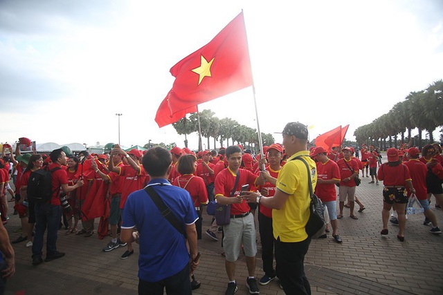 Sắc đỏ cổ động viên Việt Nam tràn ngập sân Chang Arena - 8 Sắc đỏ cổ động viên Việt Nam tràn ngập sân Chang Arena - 8