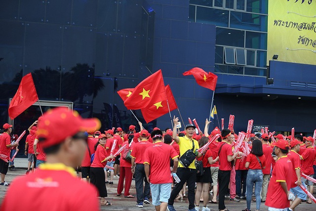 Sắc đỏ cổ động viên Việt Nam tràn ngập sân Chang Arena - 4 Sắc đỏ cổ động viên Việt Nam tràn ngập sân Chang Arena - 4