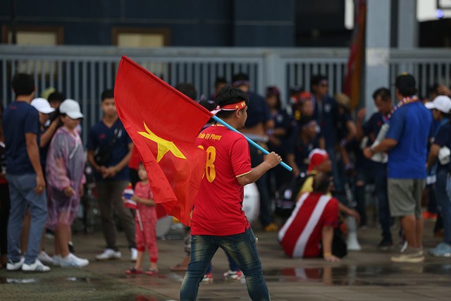 Sắc đỏ cổ động viên Việt Nam tràn ngập sân Chang Arena - 10 Sắc đỏ cổ động viên Việt Nam tràn ngập sân Chang Arena - 10