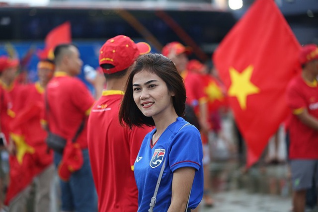 Sắc đỏ cổ động viên Việt Nam tràn ngập sân Chang Arena - 11 Sắc đỏ cổ động viên Việt Nam tràn ngập sân Chang Arena - 11