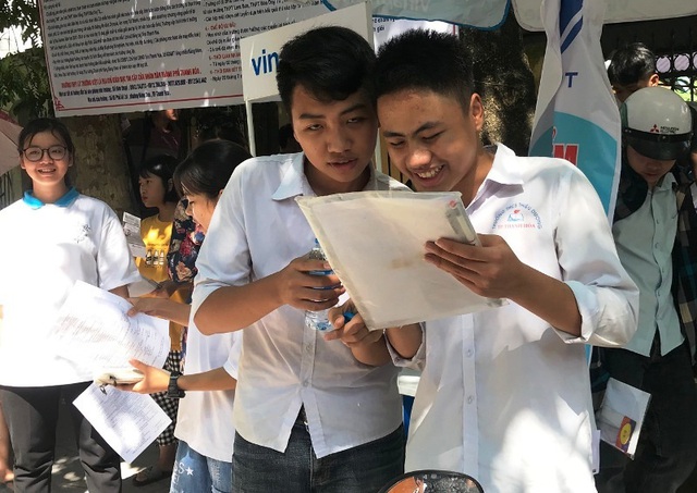 Tuyển sinh lớp 10 Thanh Hóa: Hơn 300 thí sinh vắng thi - 1 Tuyển sinh lớp 10 Thanh Hóa: Hơn 300 thí sinh vắng thi - 1