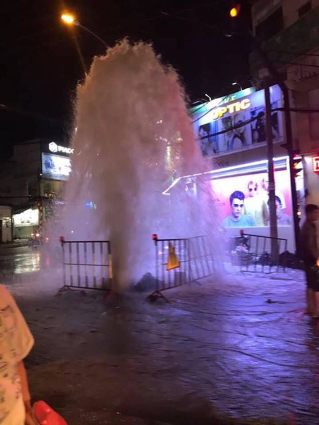 “Vòi rồng” phun cột nước cao gần 10m trên phố Sài Gòn - 1