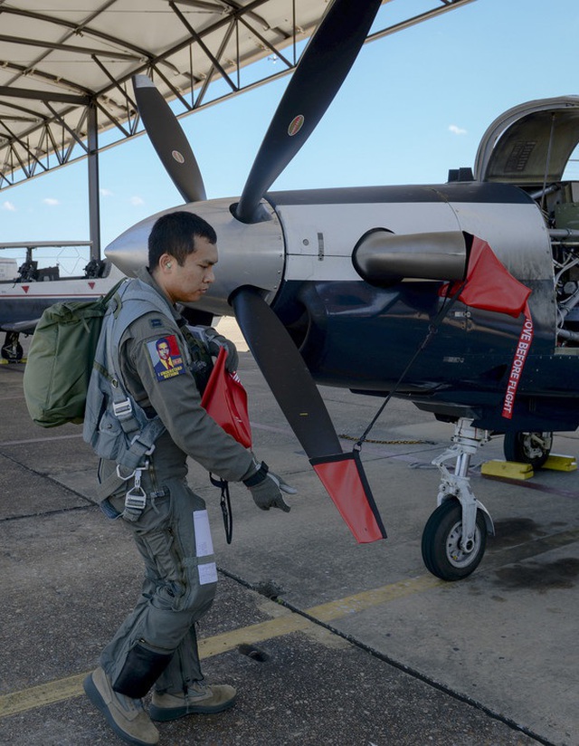 Thượng úy phi công Việt Nam đầu tiên tốt nghiệp khóa huấn luyện phi công tại Mỹ - 3 Thượng úy phi công Việt Nam đầu tiên tốt nghiệp khóa huấn luyện phi công tại Mỹ - 3