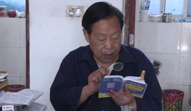 Cụ ông 85 tuổi soi kính lúp học bài, quyết tâm thi Gaokao để vào đại học - 1 Cụ ông 85 tuổi soi kính lúp học bài, quyết tâm thi Gaokao để vào đại học - 1