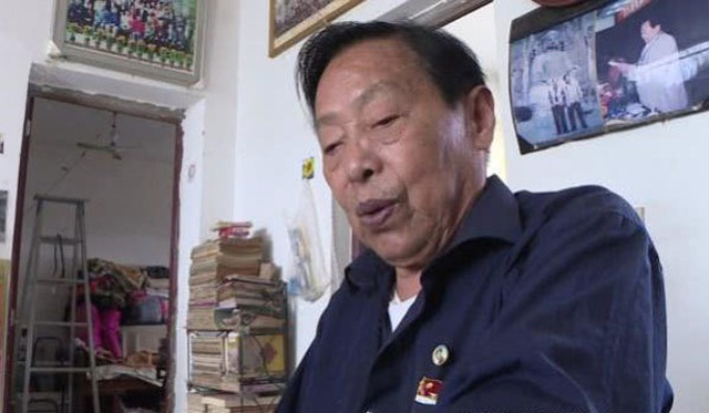Cụ ông 85 tuổi soi kính lúp học bài, quyết tâm thi Gaokao để vào đại học - 2 Cụ ông 85 tuổi soi kính lúp học bài, quyết tâm thi Gaokao để vào đại học - 2