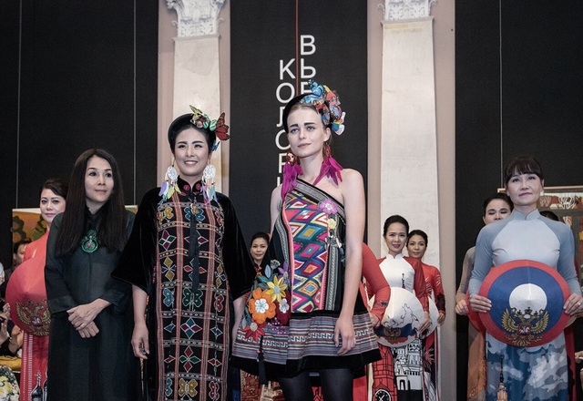 Rực rỡ áo dài Việt Nam, những mẫu thời trang đỉnh cao thu hút công chúng Nga - 1
