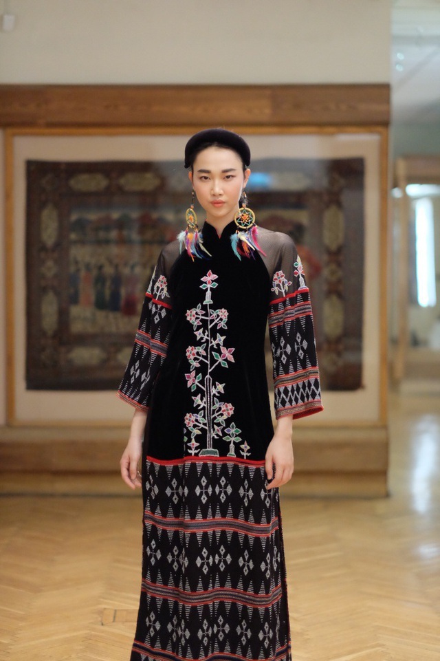 Rực rỡ áo dài Việt Nam, những mẫu thời trang đỉnh cao thu hút công chúng Nga - 13