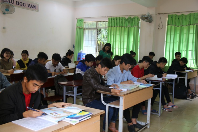 “Tiếp sức” cho học sinh khó khăn trong kỳ thi THPT quốc gia - 1