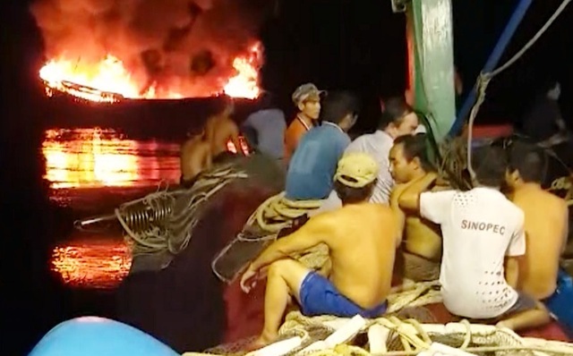 Tàu cá bốc cháy trên biển Trường Sa, 11 ngư dân may mắn được cứu sống - 3