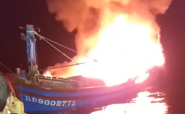 Tàu cá bốc cháy trên biển Trường Sa, 11 ngư dân may mắn được cứu sống - 1