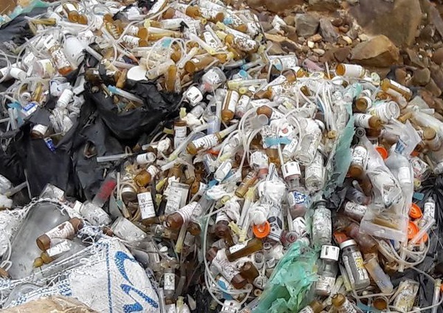 Truy tìm đối tượng đổ trộm lượng lớn rác thải y tế ra đường - 1