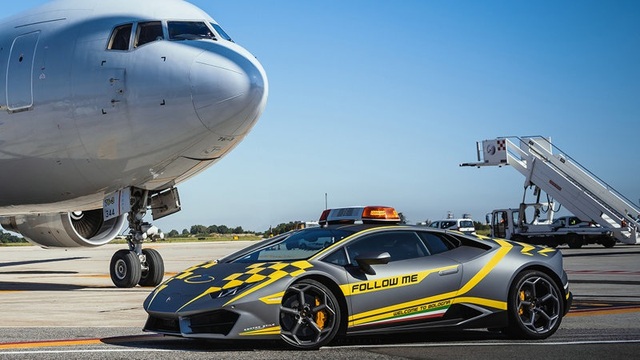 Sân bay Ý chơi trội bằng siêu xe Lamborghini Huracán chạy dẫn đường - 1