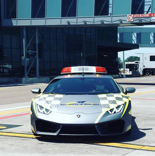 Sân bay Ý chơi trội bằng siêu xe Lamborghini Huracán chạy dẫn đường - 2