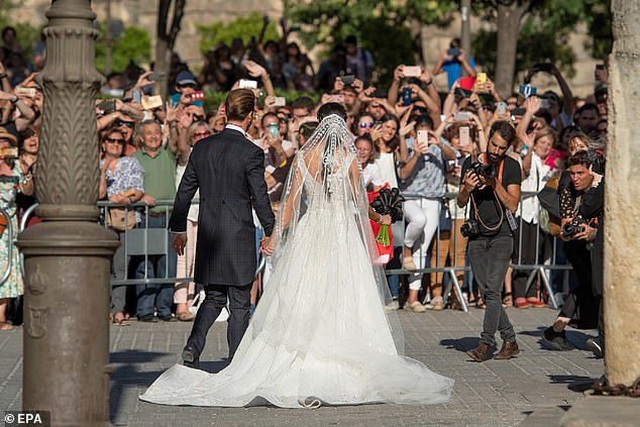 MC truyền hình 41 tuổi kết hôn với danh thủ Sergio Ramos - 10