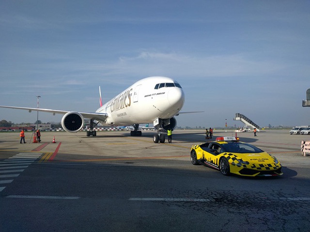 Sân bay Ý chơi trội bằng siêu xe Lamborghini Huracán chạy dẫn đường - 4
