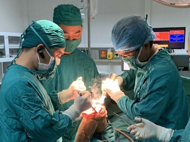 Phẫu thuật thay khớp gối nhân tạo lần đầu tiên được triển khai tại Hà Tĩnh - 1