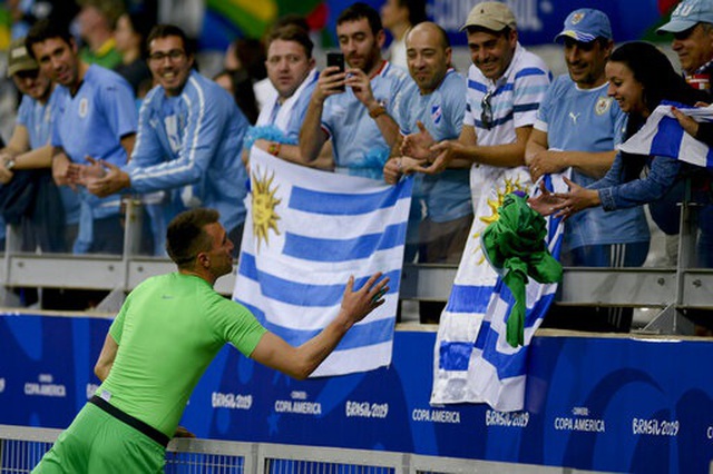 Suarez, Cavani lập công, Uruguay đại thắng 4-0 Ecuador - 7