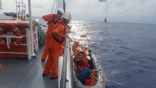 Bệnh nhân Lê Thảo được đưa lên tàu SAR 412 trong tình trạng nguy kịch.jpg
