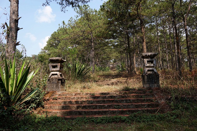 Lăng mộ cha Nam Phương hoàng hậu.jpg