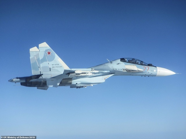 Khoảnh khắc tiêm kích “cuồng phong” Anh chặn “hổ mang chúa” Su-30 của Nga - 7