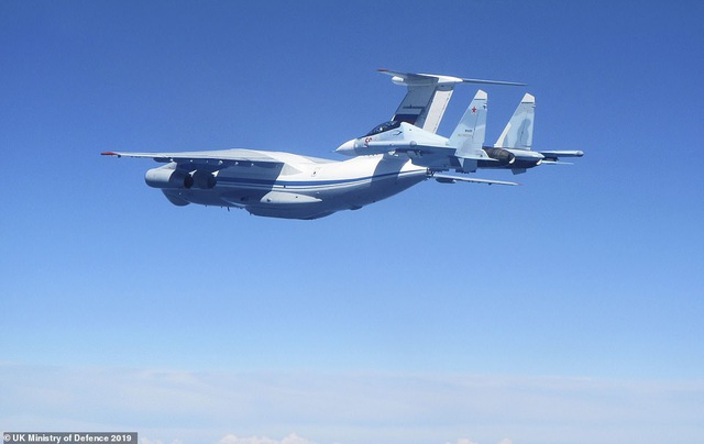 Khoảnh khắc tiêm kích “cuồng phong” Anh chặn “hổ mang chúa” Su-30 của Nga - 3