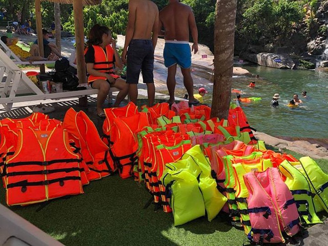 B&eacute; g&aacute;i 9 tuổi tử vong sau khi đuối nước tại th&aacute;c trượt - 2