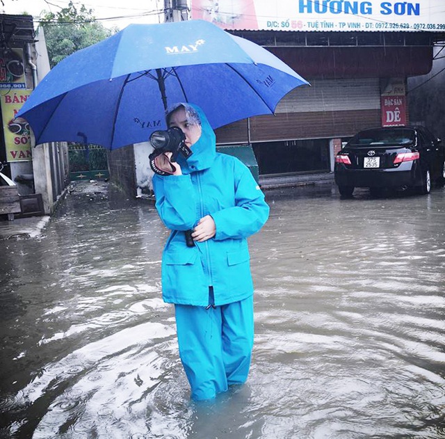 Cái khó ló cái khôn, phóng viên chụp ảnh bằng... lưỡi, vượt bùn bằng thùng các tông - 10 Cái khó ló cái khôn, phóng viên chụp ảnh bằng... lưỡi, vượt bùn bằng thùng các tông - 10